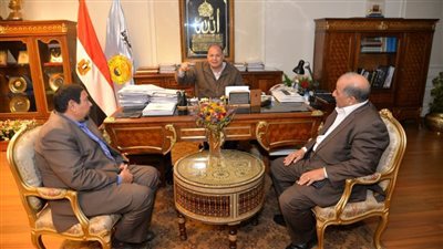 محافظ أسيوط يناقش الموقف التنفيذي لمشروعات قطاع الكهرباء بقرى ومراكز المحافظة 