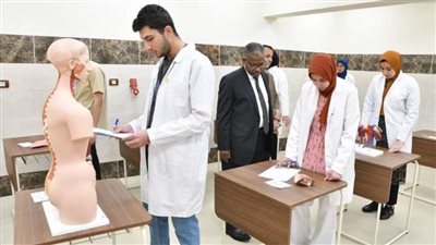 نائب رئيس جامعة الوادي الجديد يتفقد امتحانات «بلوك نهائي المسالك البولية والجهاز التنفسي»