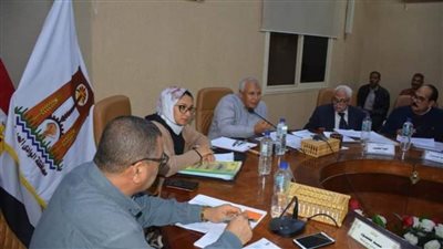 محافظ الوادي الجديد يعقد اجتماع مجلس إدارة صندوق استصلاح الأراضي  