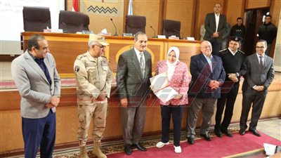 تكريم المعلمة الأمينة وطفلة حصلت على بطولة العالم ومدير تكافؤ الفرص بكفر الشيخ