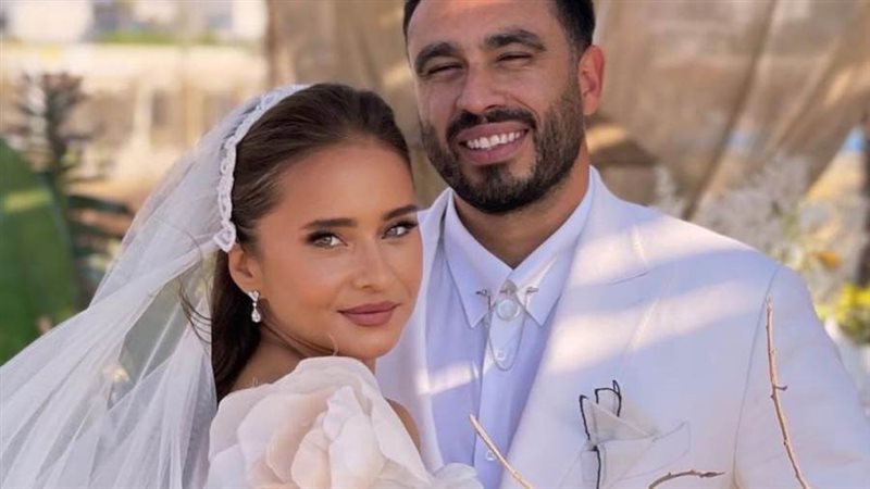 هشام عاشور مع زوجته