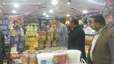 سكرتير بني سويف يطمئن على توافر السلع بمعرض 