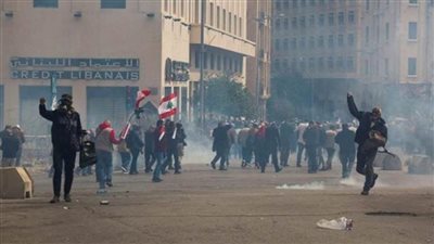 متظاهرون لبنانيون يحاولون اقتحام المصرف المركزي احتجاجا على الأوضاع المالية