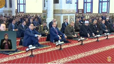 بالفيديو.. الرئيس السيسي يؤدي صلاة الجمعة بمسجد 