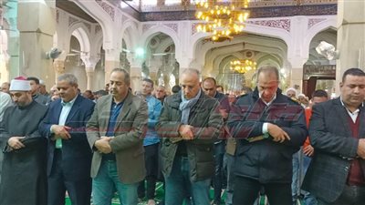 وزير الري يؤدي صلاة الجمعة بمسجد العارف بالله الدسوقي عقب جولة بنهر النيل 