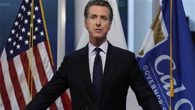 حاكم كاليفورنيا يشيد بدور الإدارة الأمريكية في وضع معايير طموحة لخفض انبعاثات المركبات