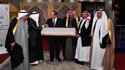 عاجل.. هدية تذكارية من شيوخ سيناء للرئيس السيسي بمناسبة ذكرى انتصار العاشر من رمضان
