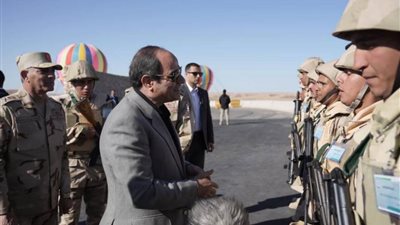 بالفيديو..الرئيس عبدالفتاح السيسي يتفقد مقاتلي القوات المسلحة المصرية شرق قناة السويس