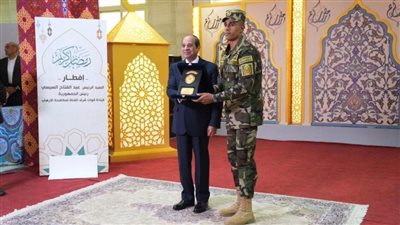 الرئيس السيسي يكرم عددا من أبطال القوات المسلحة