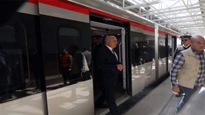 وزير النقل يستقل أحد قطارات LRT متوجهًا إلى الوزارة