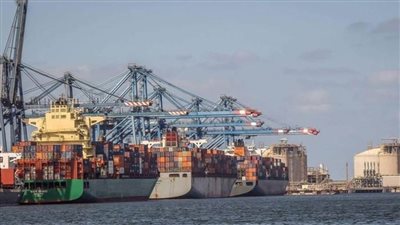 إنهاء تراكى السفن بميناء دمياط 