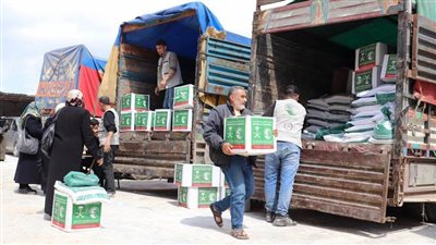 مركز الملك سلمان للإغاثة يواصل توزيع المواد الإغاثية لمتضرري الزلزال في محافظة إدلب بسوريا