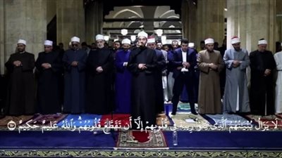 في ختام العشر الأوائل.. آلاف المصلين يؤدون العشاء والتراويح في الجامع الأزهر