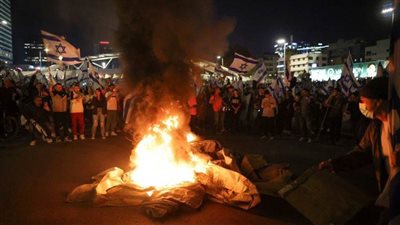 استمرار الاحتجاجات الشعبية ضد حكومة نتنياهو رغم تراجعه مؤقتًا عن التشريعات القضائية