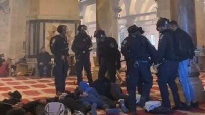 عاجل| الاحتلال يقتحم المصلى القبلي من 