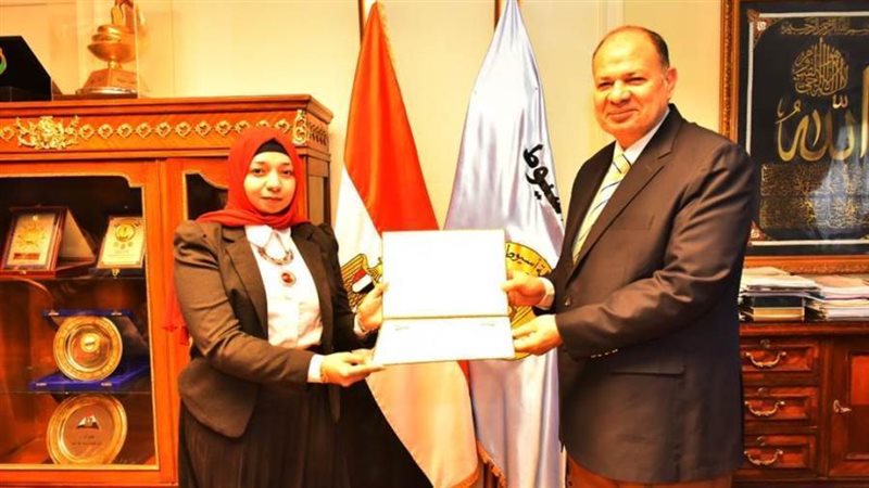 محافظ أسيوط يكرم