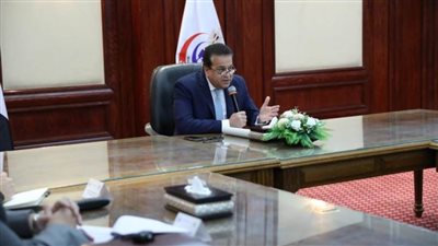 وزير الصحة يوجه بدراسة توحيد البرامج التدريبية للعاملين ببنوك الدم وفقًا لأحدث الأساليب العالمية