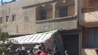 إخلاء المنزل المتصدع جراء انقلاب مقطورة عليه بالدقهلية 