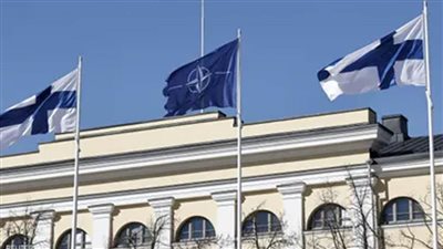 رفع العلم الفنلندي في مقر الناتو خلال مراسم انضمامها الرسمي للحلف