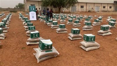 مركز الملك سلمان للإغاثة يوزِّع السلال الغذائية في السودان ونيجيريا وموريتانيا