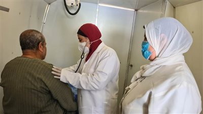 الكشف على ١١١٧ مواطنًا في قافلة طبية بقرية كفر سلامون بالبحيرة