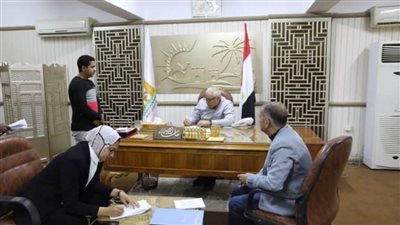 محافظ الوادي الجديد يلتقي المواطنين خلال تواجده بمركز الداخلة ويسمع شكواهم 