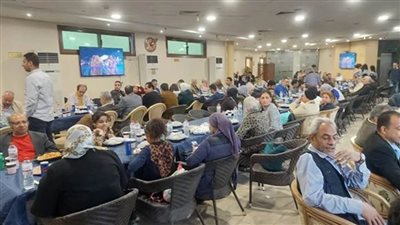 الصحفيون يتجمعون على مائدة الإفطار
