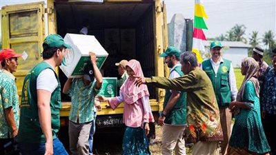 مركز الملك سلمان للإغاثة يوزع السلال الغذائية في إندونيسيا وألبانيا