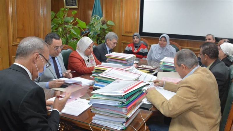 المحافظ يترأس اللجنة