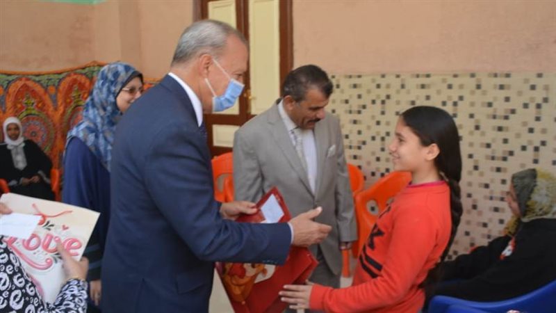 محافظ القليوبية يقدم