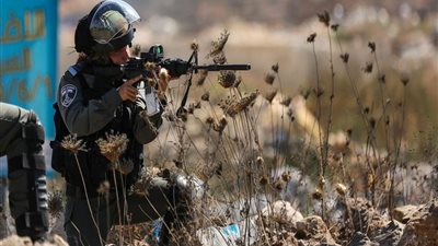 إصابة شاب فلسطيني بالرصاص خلال مواجهات مع الاحتلال في جنوب الضفة الغربية