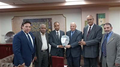 رئيس مصلحة الضرائب يكرم أحد العاملين لإعادته مبلغ مليون ومائتي ألف جنيه