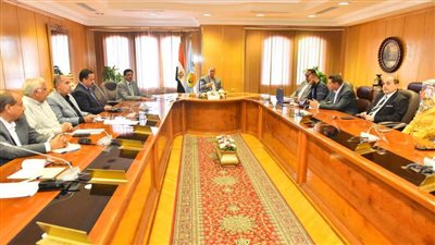 محافظ أسيوط يعقد اجتماعا موسعا لمتابعة نسب التنفيذ ومعدلات الأداء وتجهيز وتأثيث المشروعات