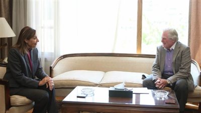 وزيرة الثقافة تلتقي الفنان حسين فهمي لبحث ترتيبات الدورة الـ45 لـ