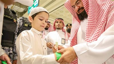 الشيخ السديس يدشِّن أجهزة رقمية لطباعة أساور للزائر الصغير بالمسجد الحرام