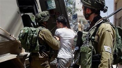 إصابة شابين فلسطينيين برصاص الاحتلال الإسرائيلي واعتقال 4 بالخليل