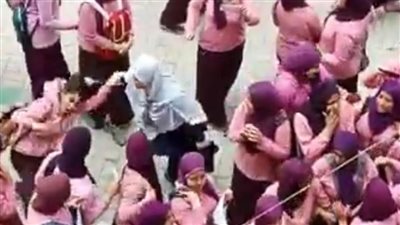 سيدة تحرر محضرًا ضد طالبة لتعديها بالضرب على ابنتها داخل مدرسة بالشرقية