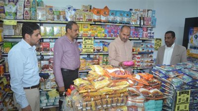 سكرتير بني سويف يتابع توافر السلع بمعارض 