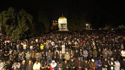 140 ألف فلسطيني يؤدون صلاتي العشاء والتراويح في رحاب المسجد الأقصى المبارك