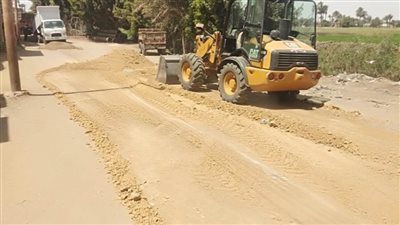 متابعة تنفيذ خطة الرصف وتوزيع المساعدات العينية واستمرار أعمال النظافة بسمسطا