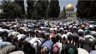 130ألفا يؤدون صلاة الجمعة الثالثة من شهر رمضان في المسجد الأقصى رغم قيود الاحتلال الإسرائيلي
