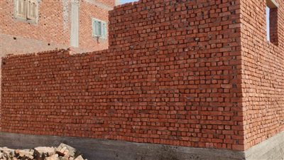 إزالة لحالة تعدِّ بالبناء دون ترخيص في مركز ومدينة الإسماعيلية