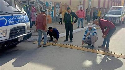 لضبط الحالة المرورية بالمدينة.. تركيب مطبات صناعية ولافتات إرشادية بديرمواس في المنيا