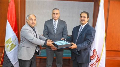 محافظ سوهاج يشهد تسليم 800 كوبون بقيمة 200 ألف جنيه لتوزيعها على الأسر الأكثر احتياجًا