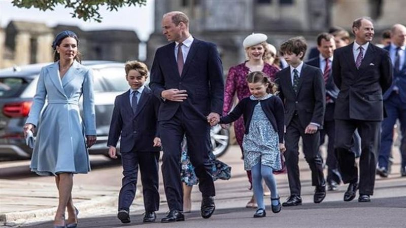 العائلة المالكة تحضر