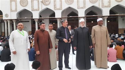 وكيل الأزهر يتفقد تجهيزات الإفطار الجماعي ويشارك الطلاب الوافدين الإفطار بالجامع الأزهر