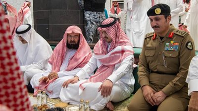 نائب أمير مكة المكرمة يشارك رجال الأمن والجهات المشاركة في خدمة ضيوف الرحمن