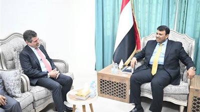 عضو مجلس القيادة الرئاسي اليمني يلتقي السفير الأمريكي لدى بلاده