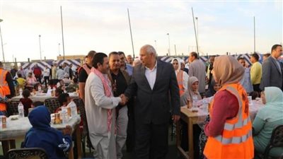 محافظ الوادي الجديد يعقدُ لقاءً جماهيريًا مُوسعًا ويلتقي المواطنين