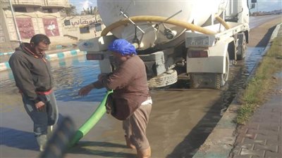 سحب وتصريف مياه الأمطار من الشوارع والميادين العامة بشمال سيناء